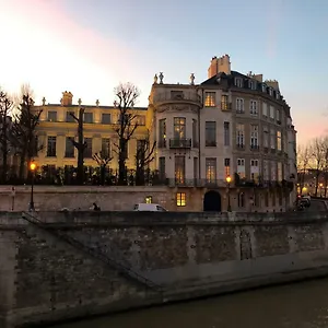 https://studio-ile-saint-louis-apartment-75004.fr-paris.fr